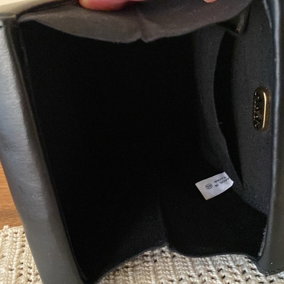 Andre’ Vintage Black Faux Leather cross Body Bag Gold Hardware - Picture 11 of 12